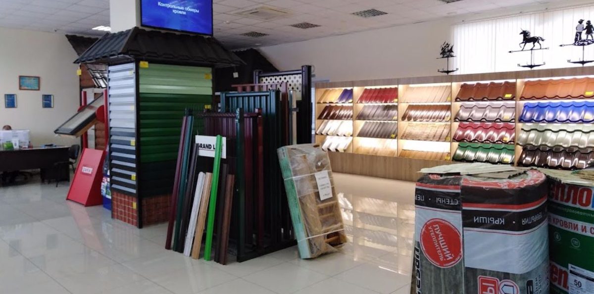 Стенд металлочерепицы и профнастила в офисе продаж